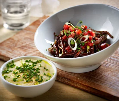 Geschmorte Rippchen mit Cheddar-Kartoffelpüree