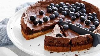 Kolakladdkaka med blåbär