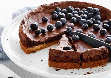 Kolakladdkaka med blåbär