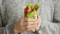 Salaatti-savulohiwrap