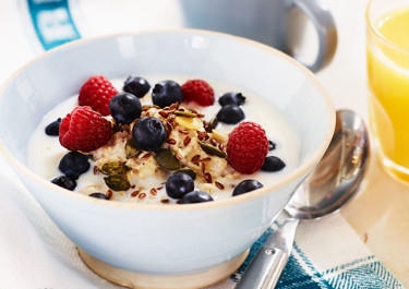 Lactose-free raspberry and blueberry porridge 