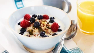 Lactose-free raspberry and blueberry porridge