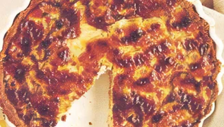 Paj med krabba och ädelost