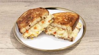 Sandwich fondant au thon et au havarti à l'aneth