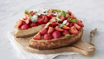 Cheesecake med jordgubbar och rabarber