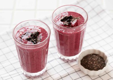 Chia-siemenproteiinijuoma mustikoilla
