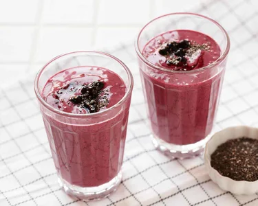 Chia-Samen-Proteinshake mit Blaubeeren