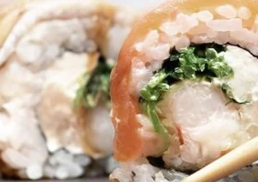Sushi de salmón, aguacate y Arla Queso de untar Natural