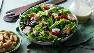 Grönsallad med briedressing och krutonger