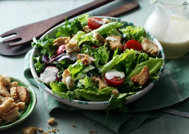 Grönsallad med briedressing och krutonger