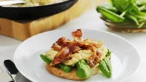 Roerei met kaas en bacon