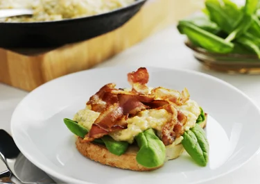Scrambled eggs with cheese and bacon