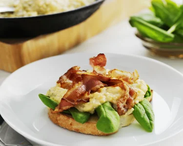 Rührei mit Käse und Speck