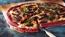 Rödbetspizza med färskost och pinjenötter