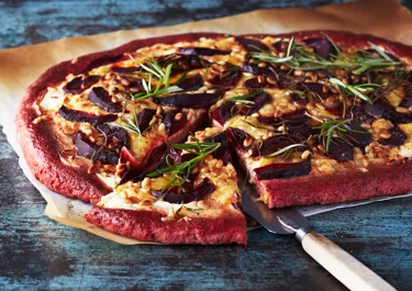 Rödbetspizza med färskost och pinjenötter