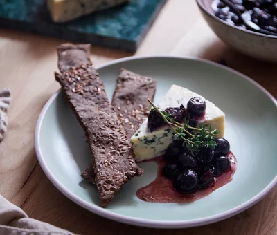 Blue cheese with blueberries, thyme and malt crackers