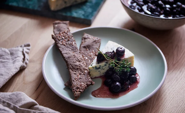 Blue cheese with blueberries, thyme and malt crackers