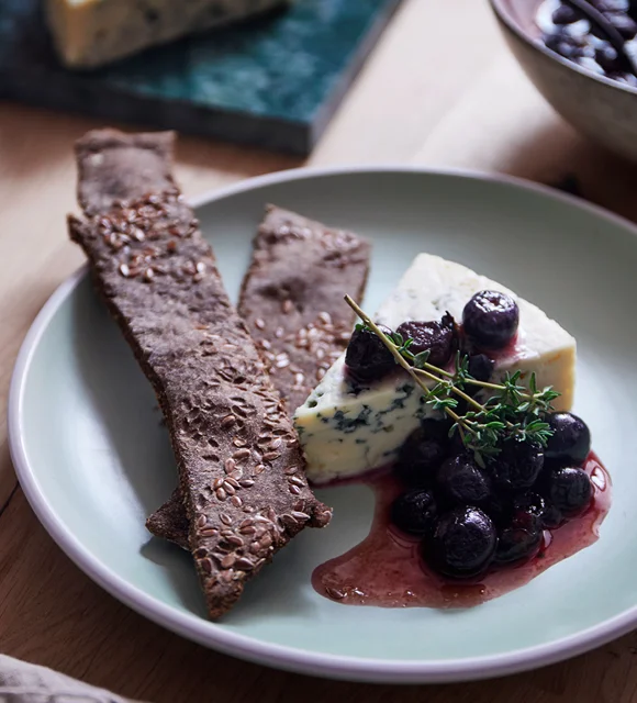 Blue Cheese with blueberries, thyme & malt crackers