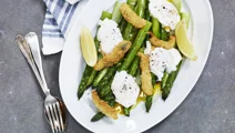 Friterad ansjovis med sparris och pocherat ägg