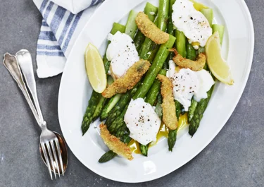 Friterad ansjovis med sparris och pocherat ägg