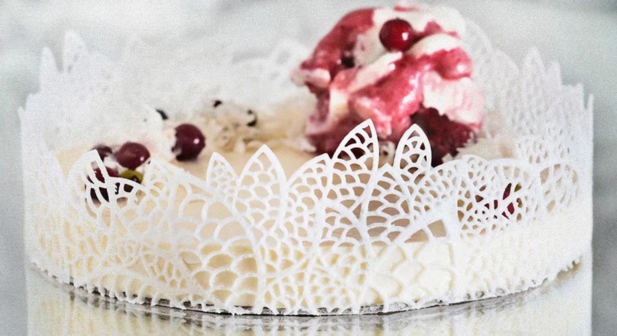 Den vackra desserten består av yoghurt som smaksatts med hasselnötter och vit choklad och serveras med ett fluffigt änglamos av grädde och lingonsorbet. En dessert som passar bra på vintern och vid juletid.