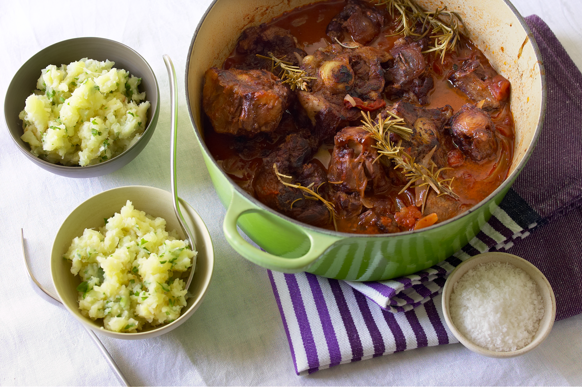 Rødvinsbraiserede kalvehaler og mos med rødder