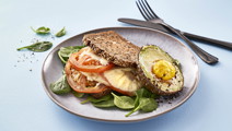 Rugbrødstoast med bagt avocado og æg