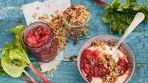 Skyr med rabarber og sprød mysli