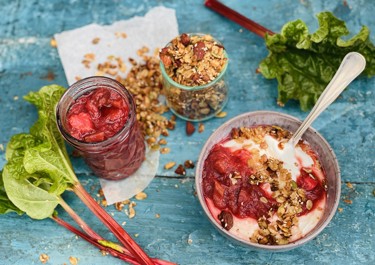 Skyr med rabarber og sprød mysli