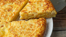 Tortilla de patatas con gambones y queso crujiente