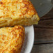 Tortilla de patatas con gambones y queso crujiente