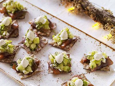 Smakrika munsbitar med sill, gurksallad och brynt smörvisp. Servera till gästerna som en aptitretare före julbordets olika serveringar eller som en del av sillbordet.
