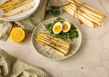 Pan-fried white asparagus