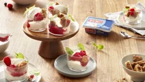 Cheesecake im Glas mit Himbeeren