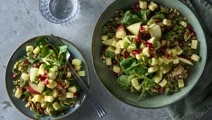 Matvetesallad med ost, äpple, valnötter och dijondressing