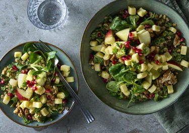 Matvetesallad med ost, äpple, valnötter och dijondressing
