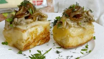 Brioche de berenjena con cebolla caramelizada y Arla Havarti