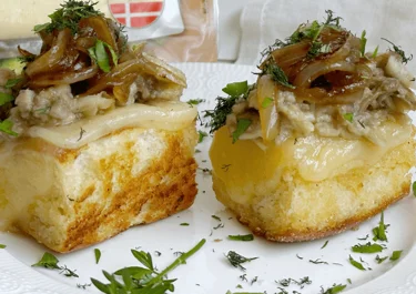 Brioche de berenjena con cebolla caramelizada y Arla Havarti