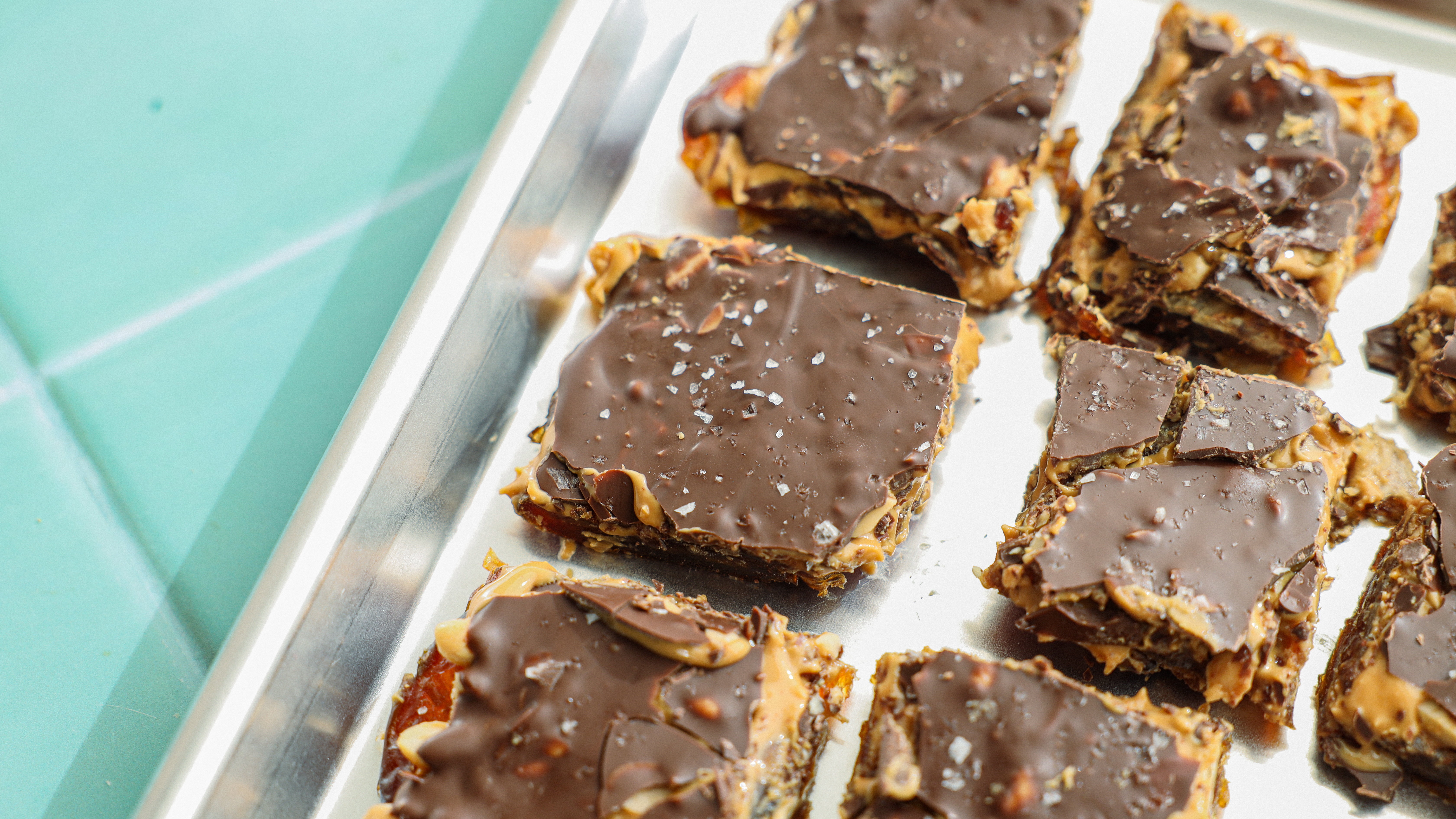 Dattel-Riegel mit Erdnussbutter und Schokolade