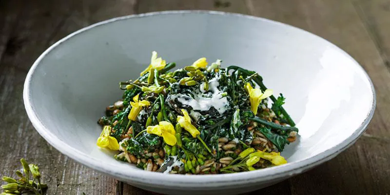 Ta en trendiga kålen ett steg vidare och använd de söta blommorna när de finns i säsong. En rustik rätt med blandade gryn som passar perfekt som en vegetarisk rätt och som tillbehör på en buffé istället för potatis, ris eller pasta.