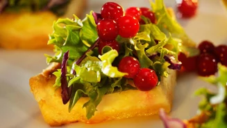 Paj med cheddar och vintersallad