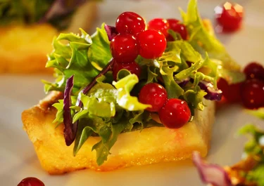 Paj med cheddar och vintersallad