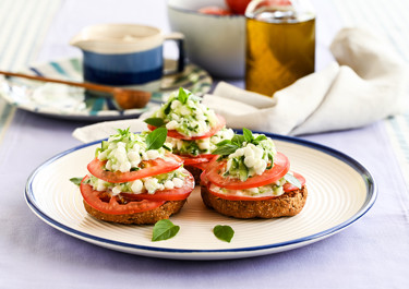 Ντάκος με αγγούρι, cottage cheese, ντομάτα και μυρωδικά