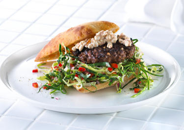 Burger med spidskålssalat og krydret hytteost