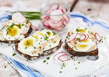Mild kaviarsmörgås med dill och persilja