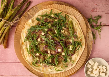 Tarte flambée with asparagus