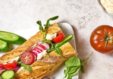 Baguette med harissa och grönsaker