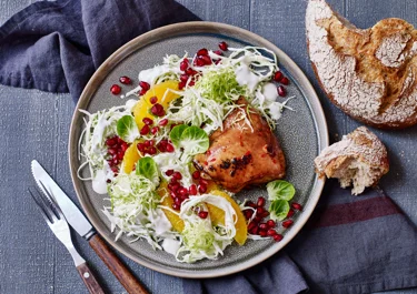 Sojamarinerede kyllingelår med hvidkålssalat