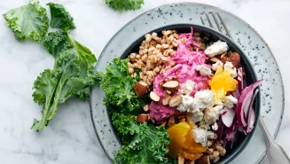 Grönkålsbowl med ost och rödbetskräm