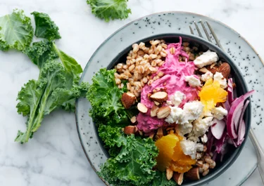 Grönkålsbowl med ost och rödbetskräm